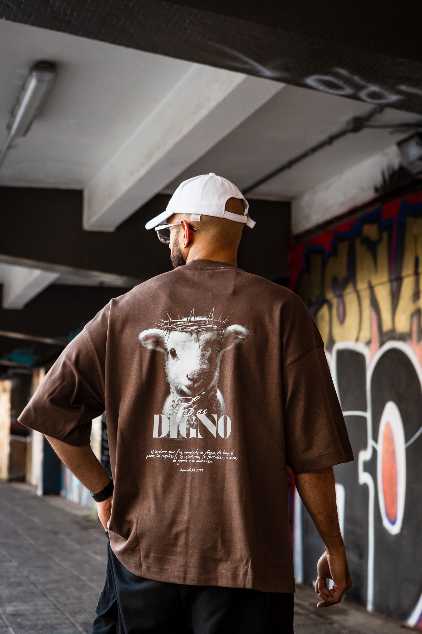 Polera Oversize Café Él es Digno