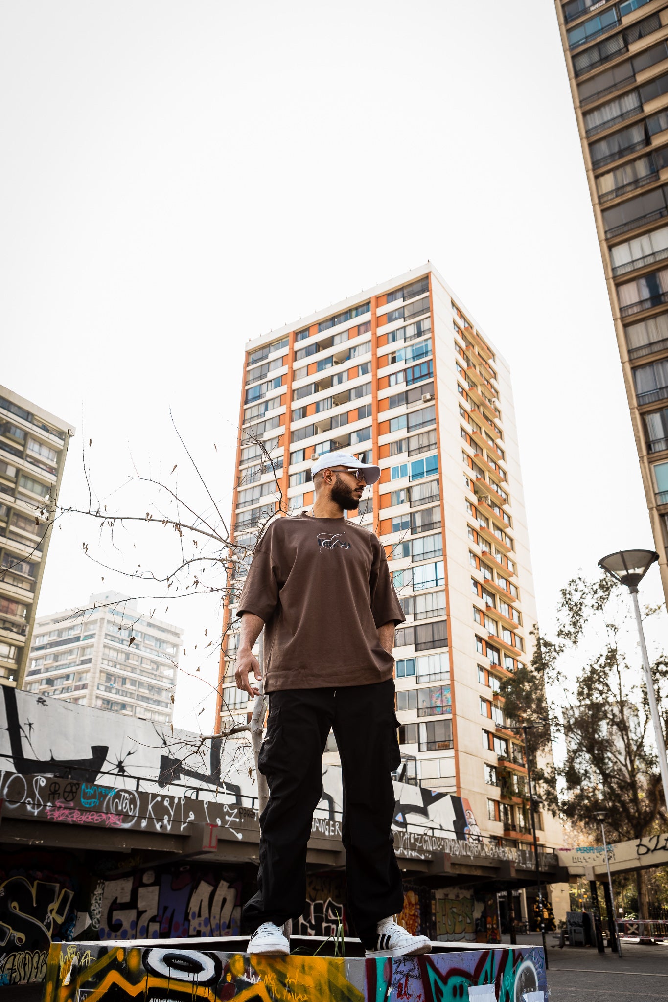 Polera Oversize Café Él es Digno