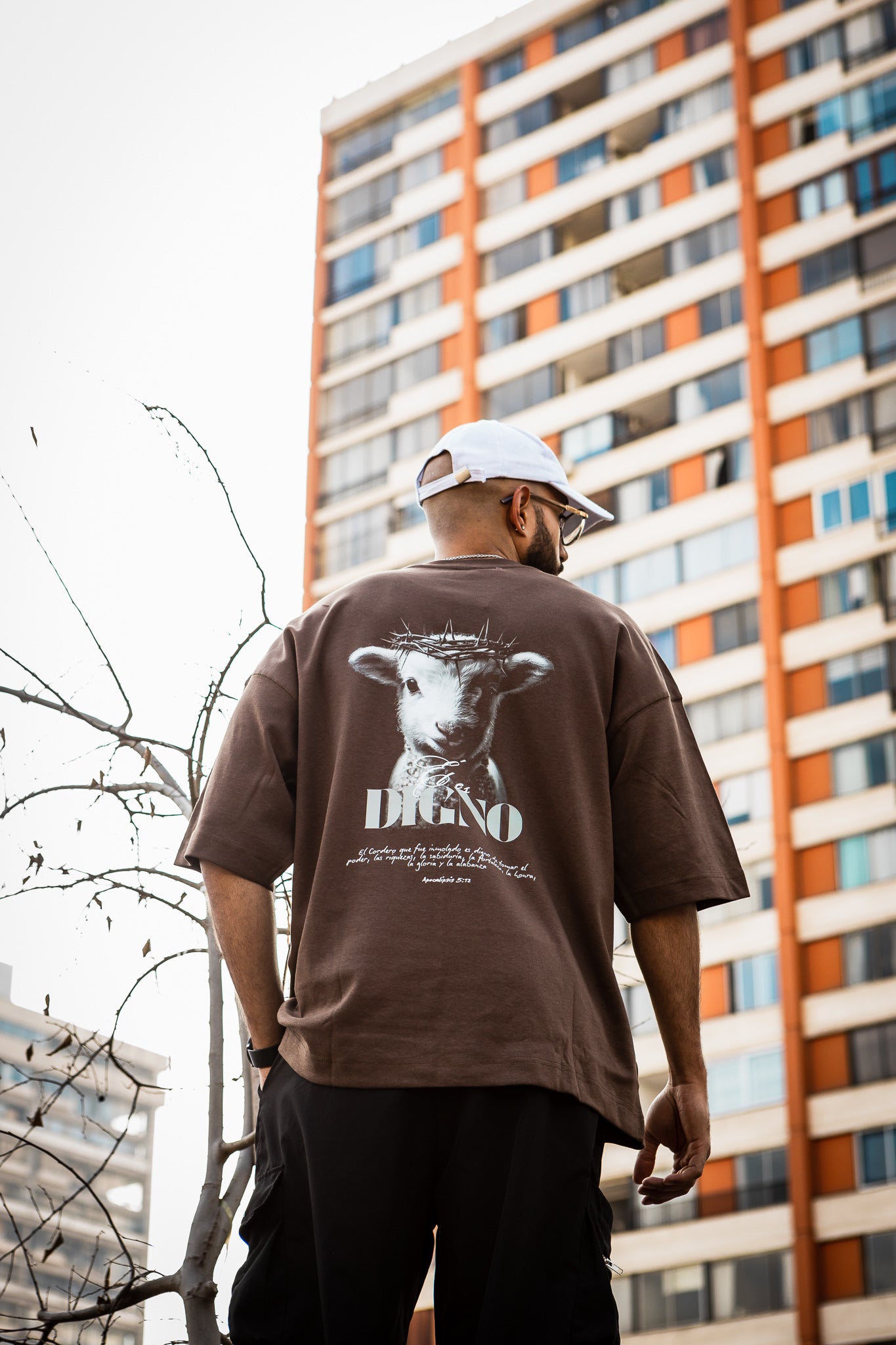 Polera Oversize Café Él es Digno