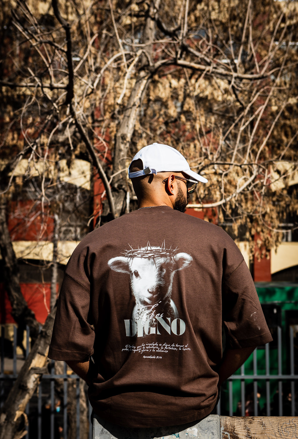 Polera Oversize Café Él es Digno