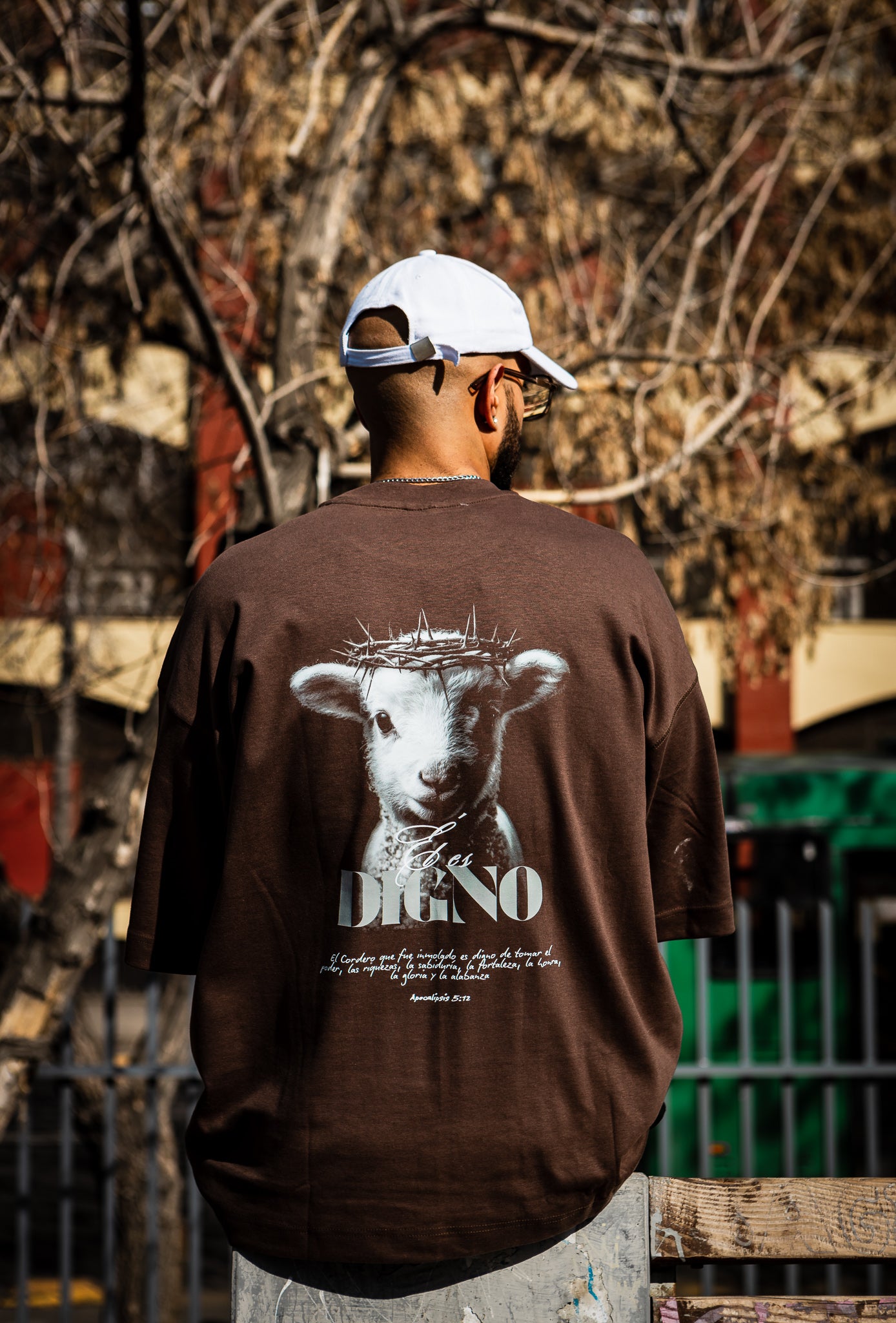 Polera Oversize Café Él es Digno