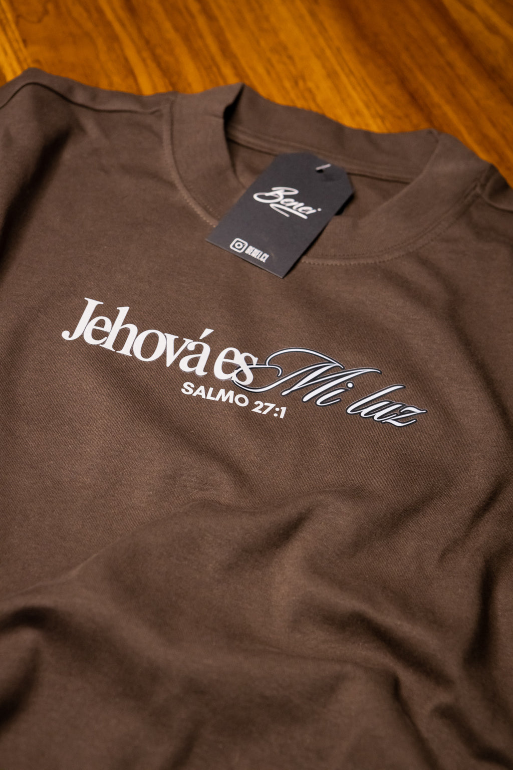 Polera manga corta Jehová Es Mi Luz Café